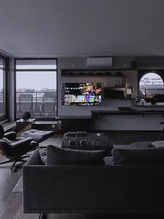 Musta litteä näyttö-tv olohuoneessa ikkunan lähellä Blvck Penthousessa